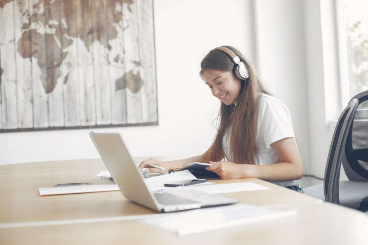 Professionelle Finanzberatung in modernem Büro